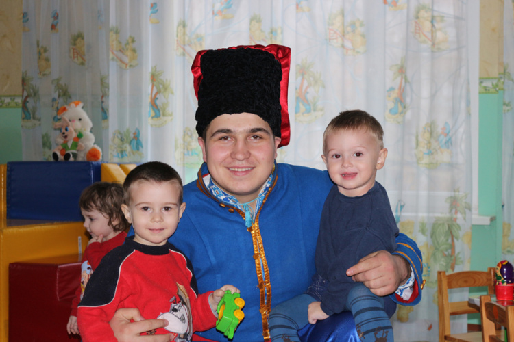 Нацгвардеец стал Святым Николаем для детей из Мариупольского Центра опеки (ФОТО)