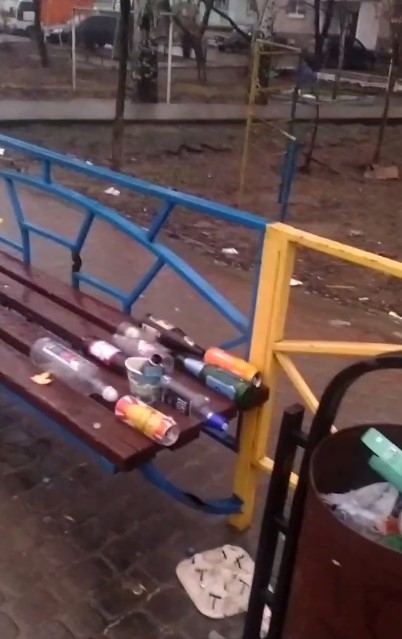 З іграшок –  тільки сміття та скло: маріупольці показали майданчик для дітей