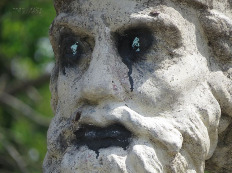 Посейдон, превращённый вандалами в героя фильма ужасов, продолжит пугать мариупольцев (ФОТО)
