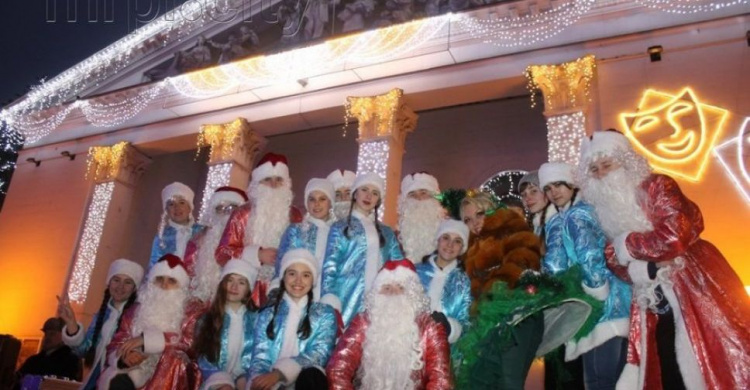 Сани, елки, Дед Мороз: зеленую красавицу в Мариуполе откроют 19 декабря (ФОТО)