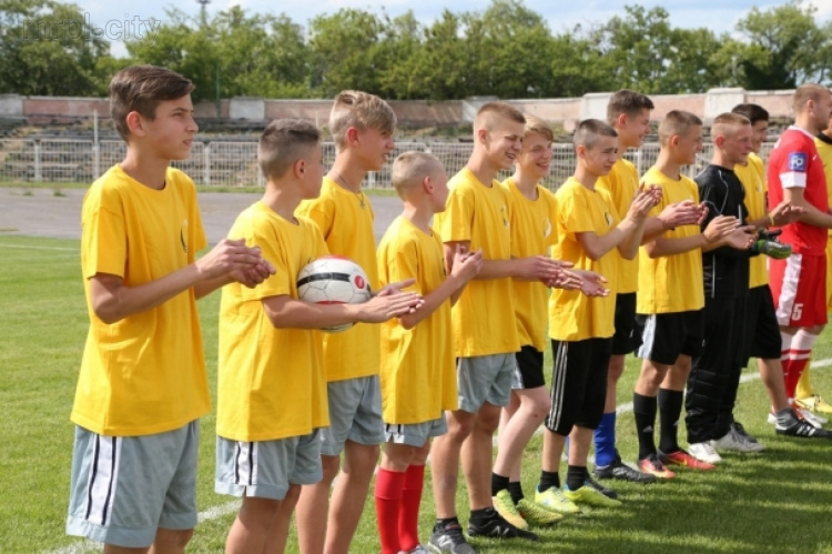 В Мариуполе дети-сироты сразились с профессиональными футболистами (ФОТО)
