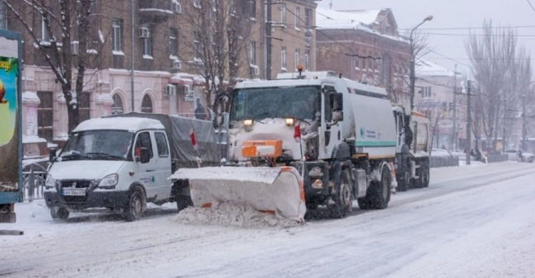 В Мариуполе дороги и тротуары расчищают от снега