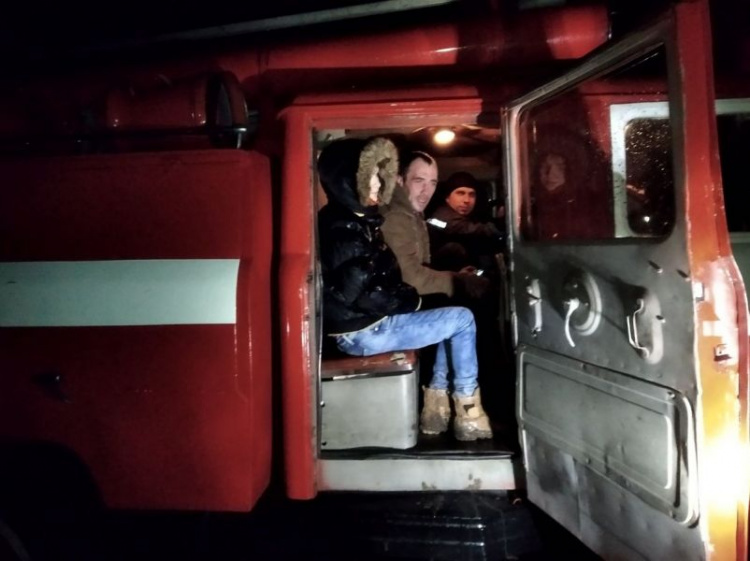 На Донетчине спасатели вытаскивали автомобиль из грязной «ловушки» (ФОТО)