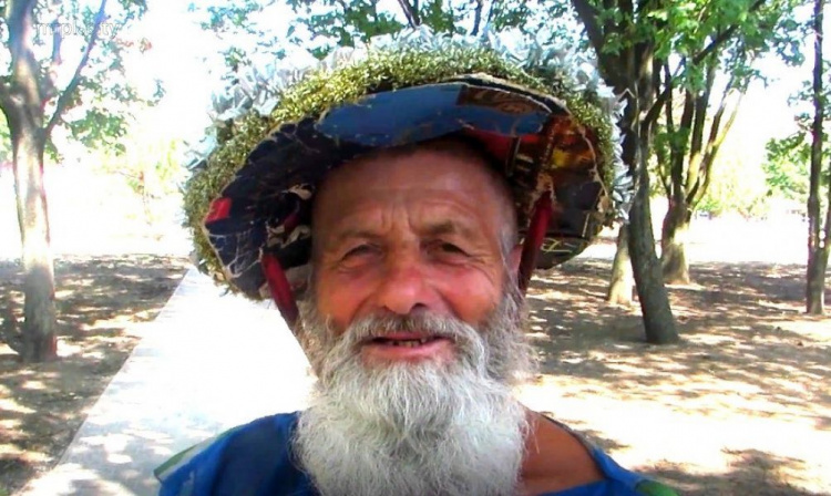 Мариупольский «Санта» сменил экскаватор на хулахуп, придумал 10 ярких шляп и устроил шоу (ФОТО+ВИДЕО)