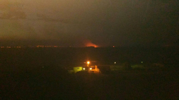 На окраинах Мариуполя вспыхнул пожар (ФОТО+ВИДЕО)