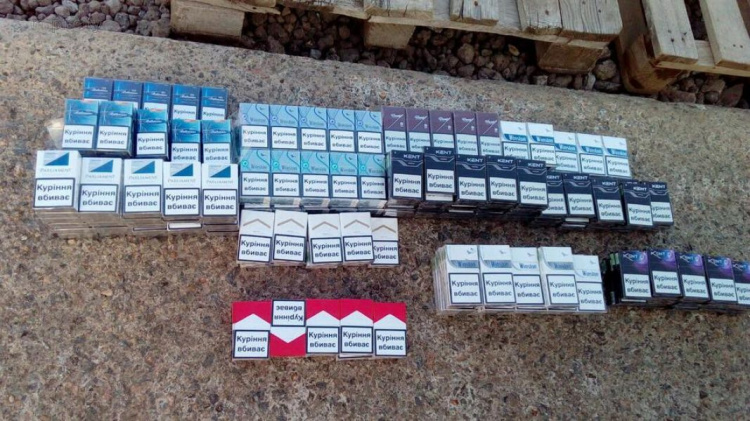 Через КПВВ около Мариуполя пытались тайно провезти сигареты стоимостью в десятки тысяч (ФОТО)
