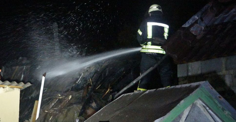 В Мариуполе пожар в частном секторе, огонь угрожал многоэтажкам (ФОТО)