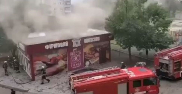 Колбасный магазин загорелся в спальном районе Мариуполя