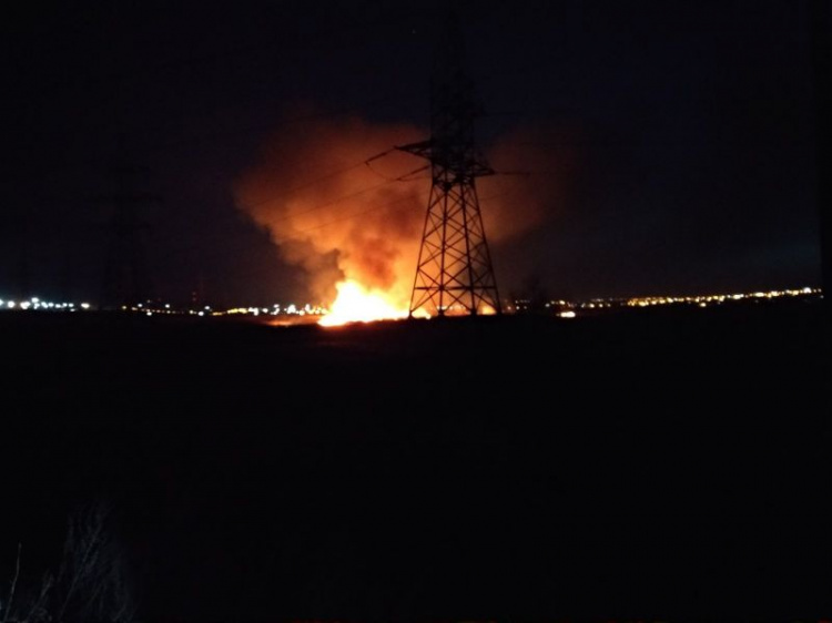 Небо над Мариуполем осветило зарево пожара: горел камыш
