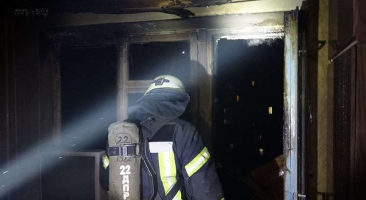 На седьмом этаже мариупольского дома пожар охватил балкон, есть пострадавший (ФОТО)