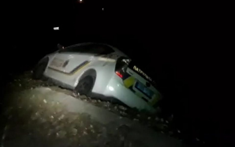 В Мариуполе автомобиль патрульных слетел с дороги