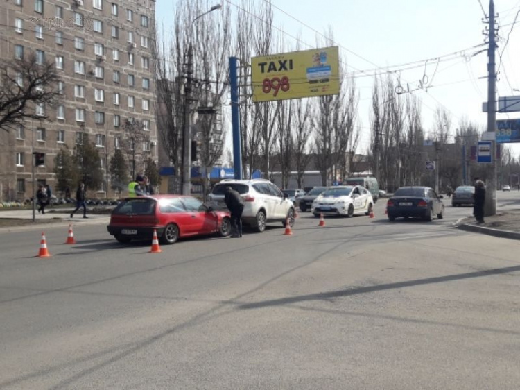 Перед пешеходным переходом в Мариуполе столкнулись автомобили (ФОТО)