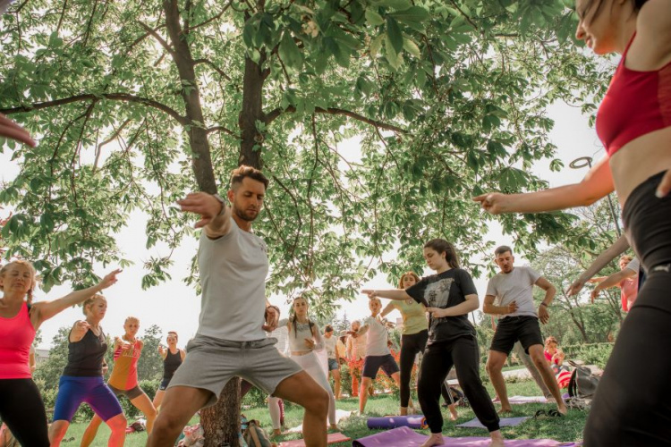 Сотни мариупольцев присоединились к Международному дню йоги