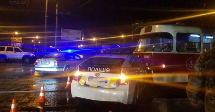 Полицейские, столкнувшиеся с мариупольским трамваем, обошлись испугом (ФОТО)