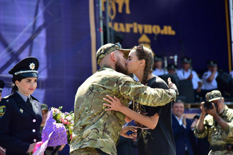 Боец «Азова» во время награждения в Мариуполе сделал предложение своей девушке (ФОТОФАКТ)