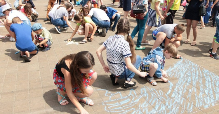 В Донецкой области дети в рамках флешмоба разрисовали площадь перед вокзалом (ФОТО)
