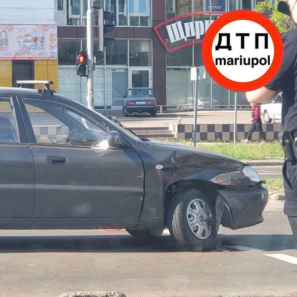 ДТП на мариупольском перекрестке: пострадали водитель и пассажирка