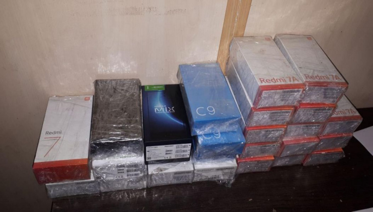 Виски и смартфоны: на Донетчине пограничники выявили нелегальный товар на 100 тысяч гривен (ФОТО)