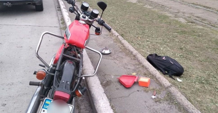 В Мариуполе автомобиль сбил мотоциклиста и скрылся