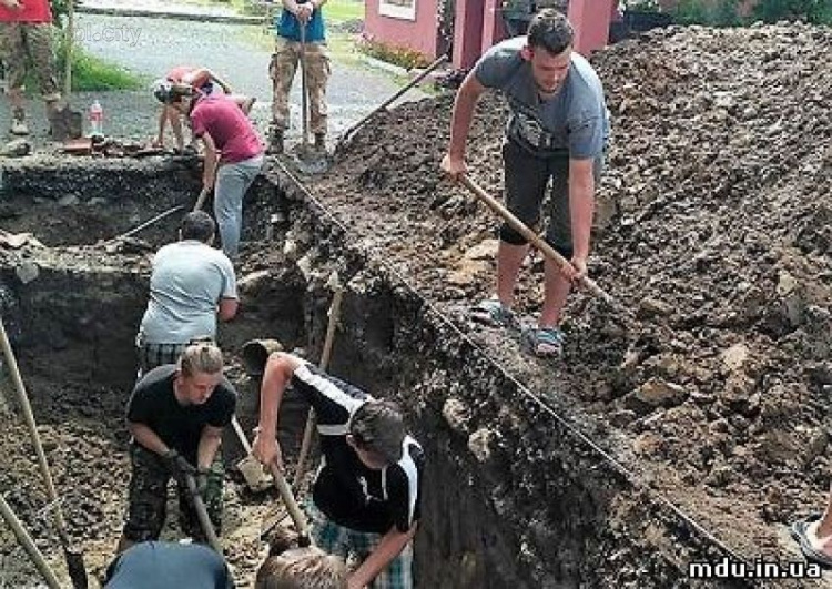 Мариупольские студенты-историки на раскопках в Закарпатье подняли на поверхность более 50 тонн грунта (ФОТО)