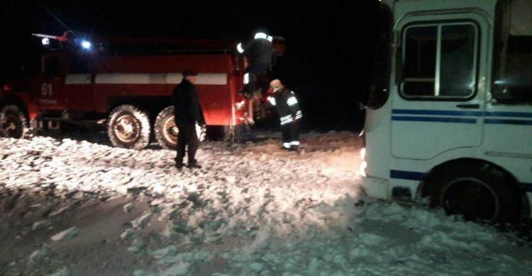 На Донетчине из снега и грязи вытащили автобус и грузовик