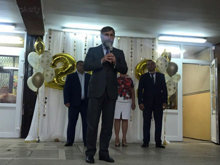 В Мариуполе Вадим Новинский поздравил выпускников сартанской школы и вручил им аттестаты (ФОТО)