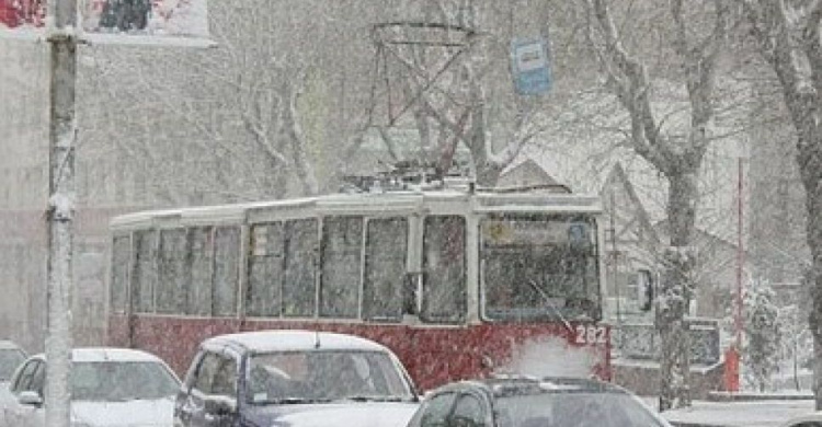 Мариуполь продолжает засыпать снегом: как работает транспорт?