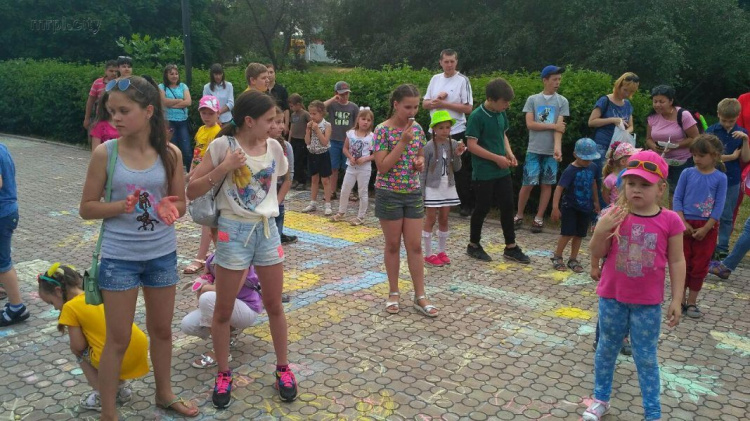 В Мариуполе дети подняли бокалы с дымящимися коктейлями «За первый день лета» (ФОТО+ВИДЕО)