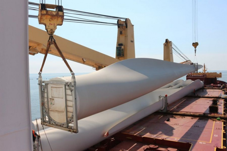 Порт Мариуполя принимает 60-метровые лопасти из Китая для будущей ветроэлектростанции (ФОТО)