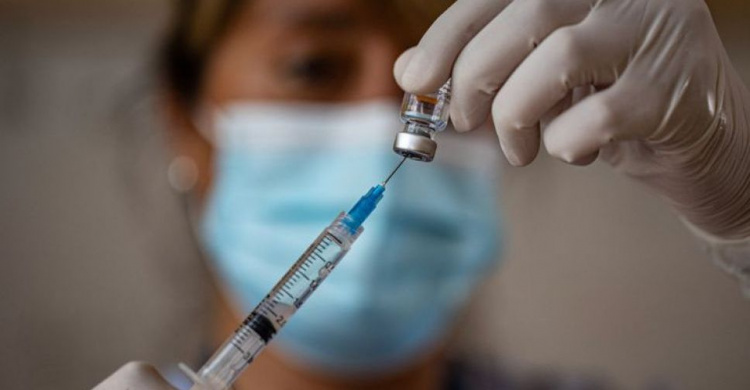 В Украине начинают прививать против COVID-19 китайской вакциной. Мариуполь ждет поставки препарата