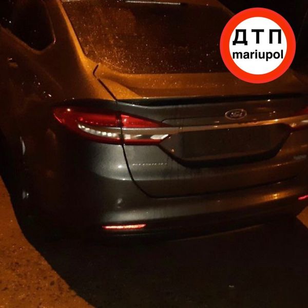 Два авто влетели в столбы в Мариуполе. Один водитель скрылся, другой – в больнице