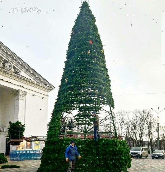 В Мариуполе главная елка почти готова к праздникам (ФОТОФАКТ)