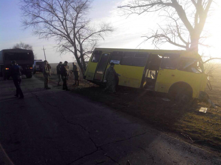 Под Мариуполем автобус с отказавшими тормозами врезался в дерево (ФОТО)