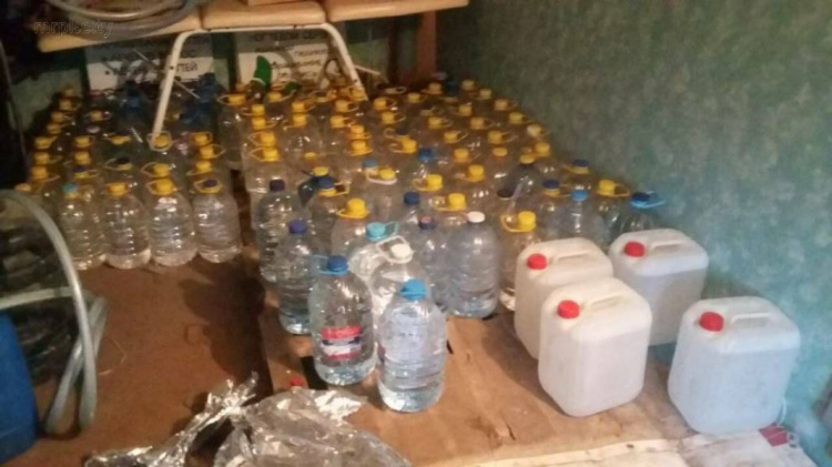 В подпольном цеху Мариуполя изъято 1200 литров алкоголя (ФОТО)