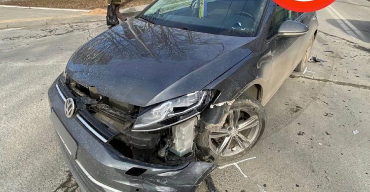 На дорогах Мариуполя четыре автомобиля попали в ДТП