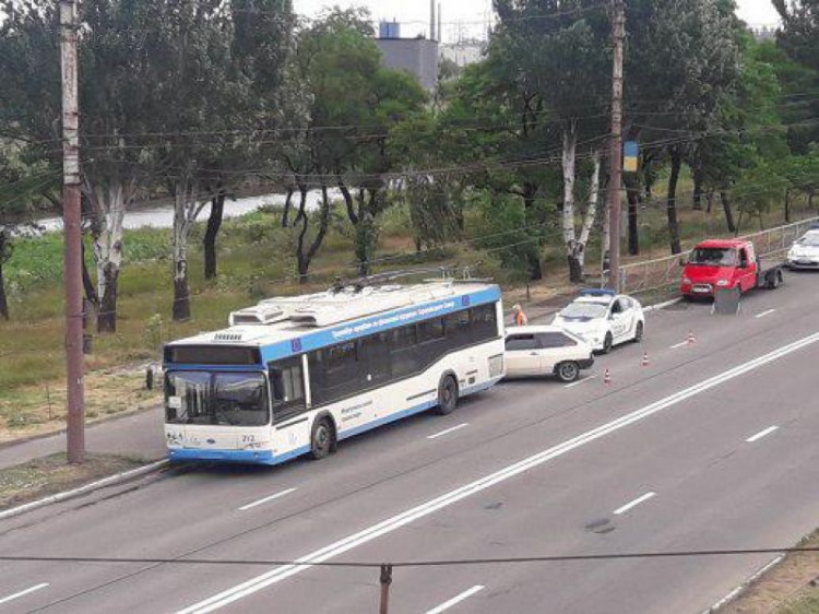 В Мариуполе легковушка протаранила троллейбус (ФОТО)