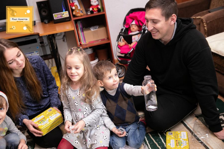 Акция «Ринат Ахметов – Детям»: более 100 000 подарков и поздравлений