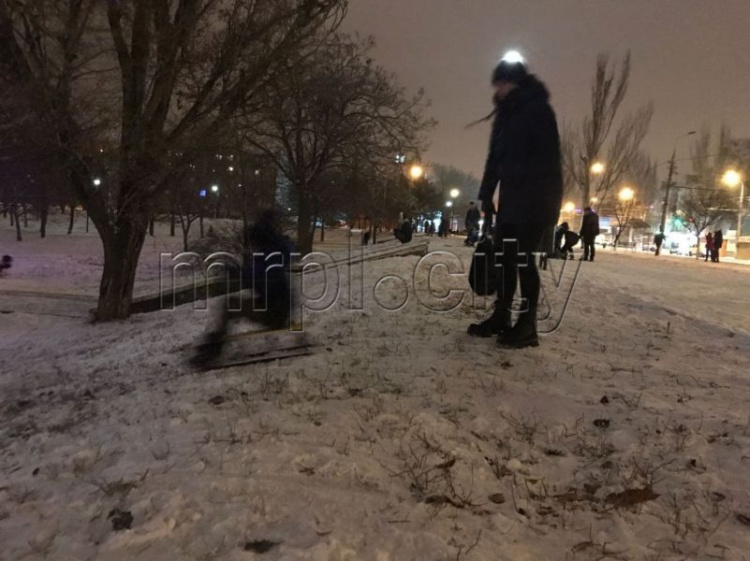 Катание на санках и лепка снеговика: в Мариуполь пришла настоящая зима (ФОТОФАКТ)