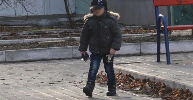Четырехлетний мальчик решил погулять в Мариуполе без родителей
