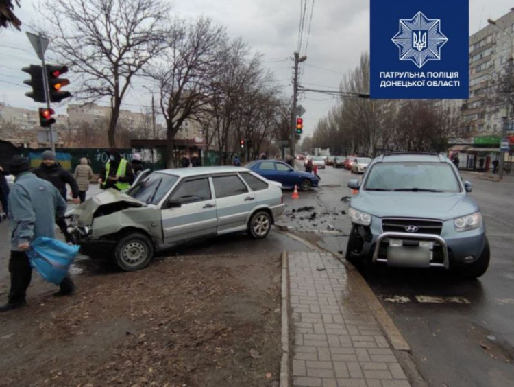 В Мариуполе утром столкнулись «ВАЗ» и «Hyundai», пострадали два человека