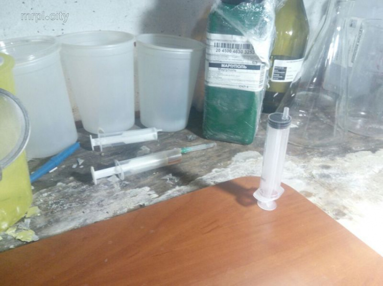 В Мариуполе ликвидировали нарколабораторию в гараже (ФОТО)