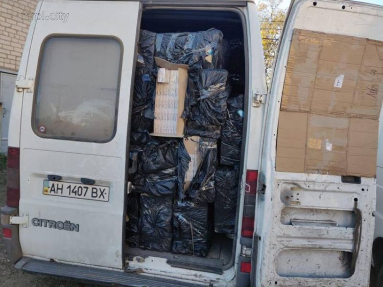 На дороге под Мариуполем у передовой задержаны минибусы с «черным» товаром на 1,7 млн грн (ФОТО)