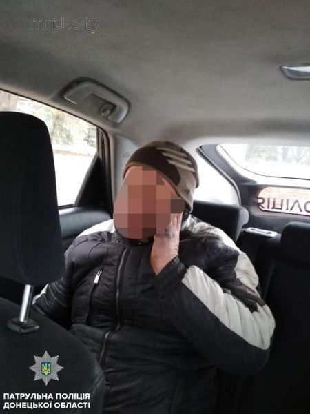 Пьяный водитель в Мариуполе протаранил ЗИЛом легковушку и вылетел на пешеходную зону (ФОТО)