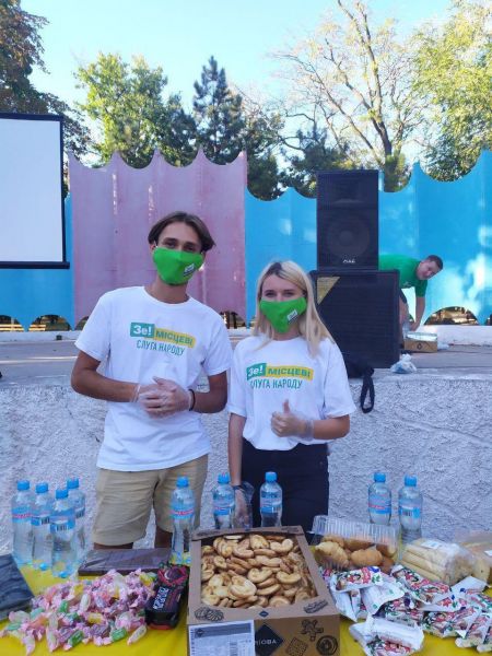 Танцы, чай из самовара и любимое кино: в Мариуполе провели акцию «Забота»