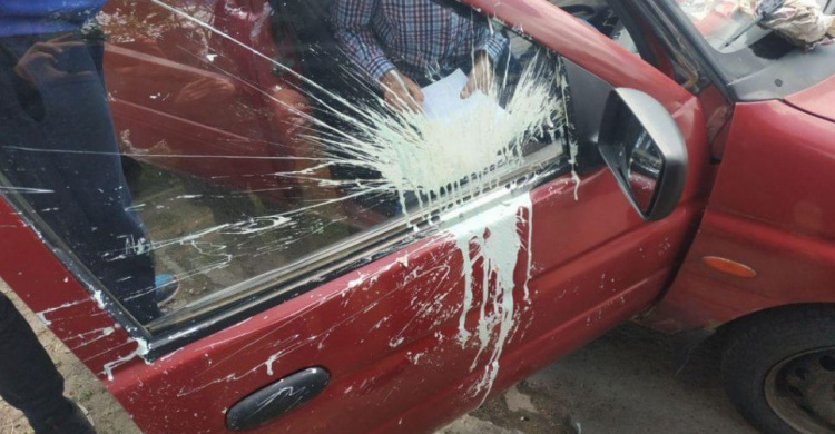 В Мариуполе во время автопробега облили краской машины (ФОТО)