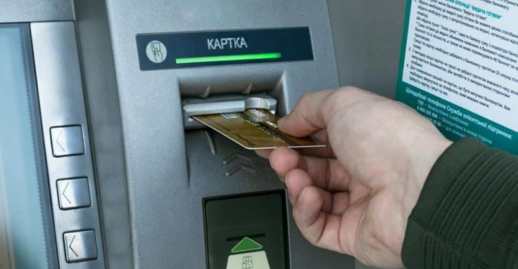 Банкоматы в Мариуполе заполняют деньгами