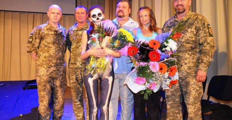 Мариупольский театр удивил военных в Приазовье черной комедией (ФОТО+ВИДЕО)
