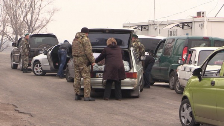 Фискалы не пропускают через КПВВ Донбасса машины с личными вещами, - волонтеры