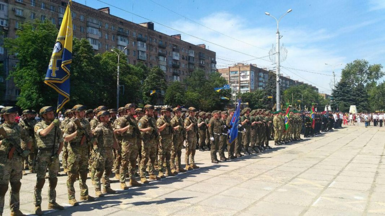 В центре Мариуполя прошел парад военной техники (ФОТО+ВИДЕО)
