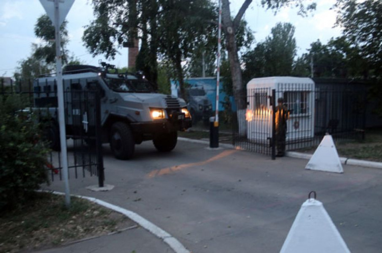 Ночной Мариуполь патрулирует спецназ в броневике (ФОТО)